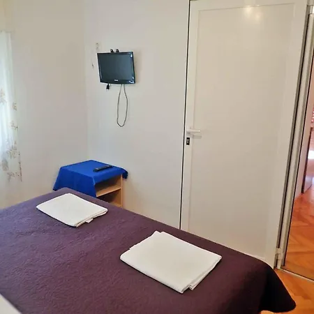 In Starigrad-paklenica 6861 Apartment