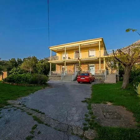 In Starigrad-paklenica 6861 Apartment *